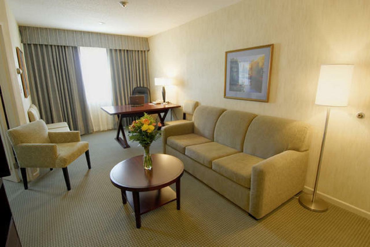 Embassy Suites By Hilton Montreal Airport Pointe-Claire Chambre photo